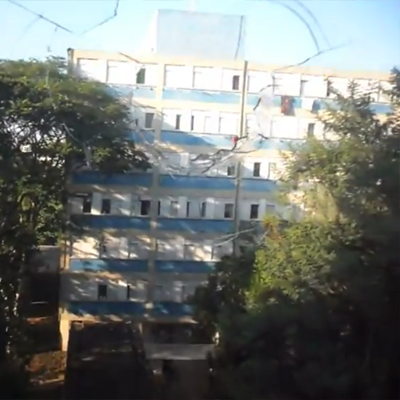 Café com choque e estilhaços